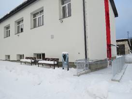 Attēls, kurā ir sniegs, ārpus telpām, ēka, māja
        
        Apraksts ģenerēts automātiski